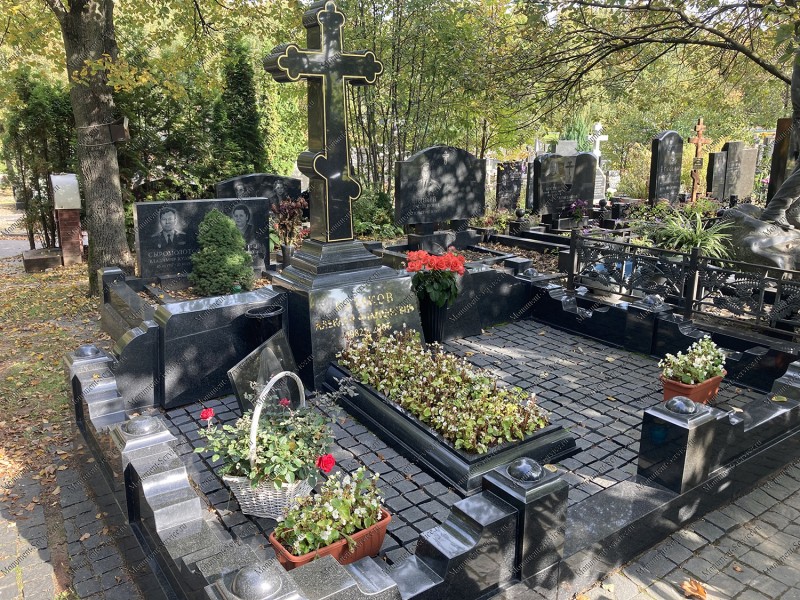 Памятник с крестом