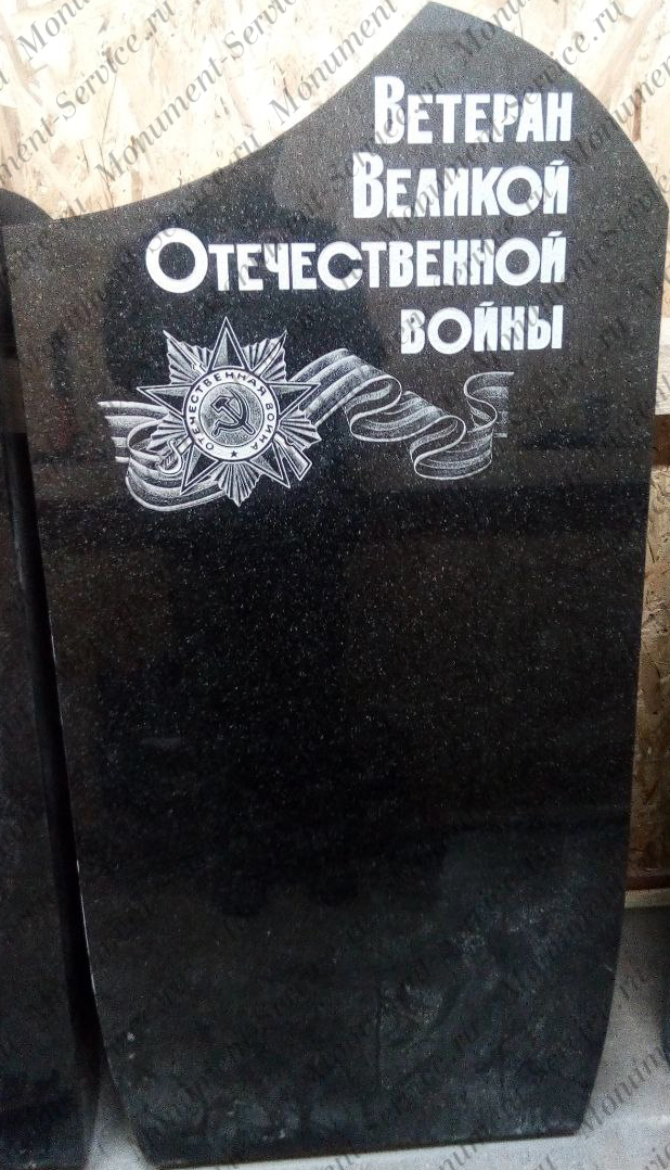 Обелиск с военной символикой на могиле Обелиск с военной символикой