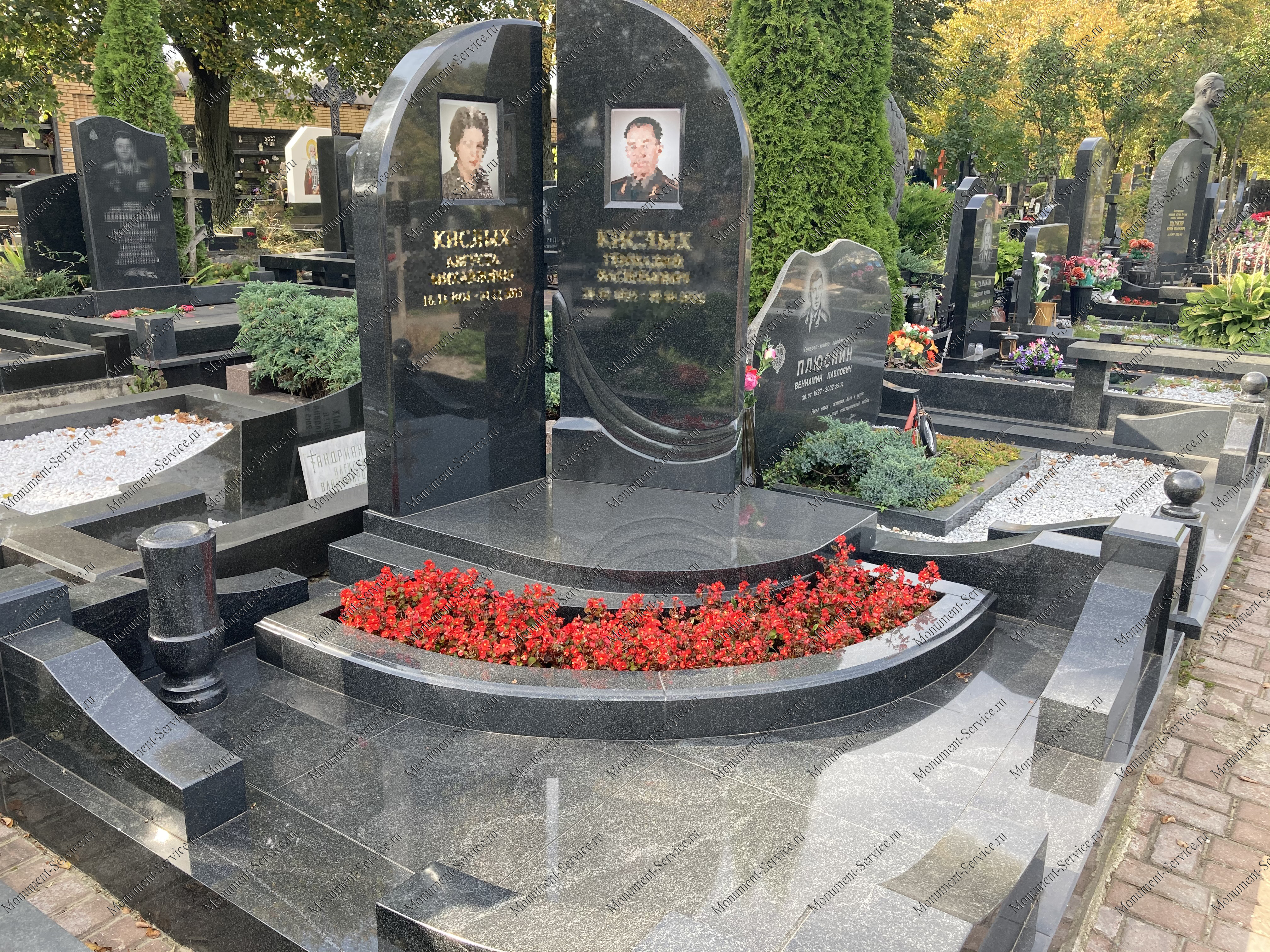 Двойной памятник на могилу