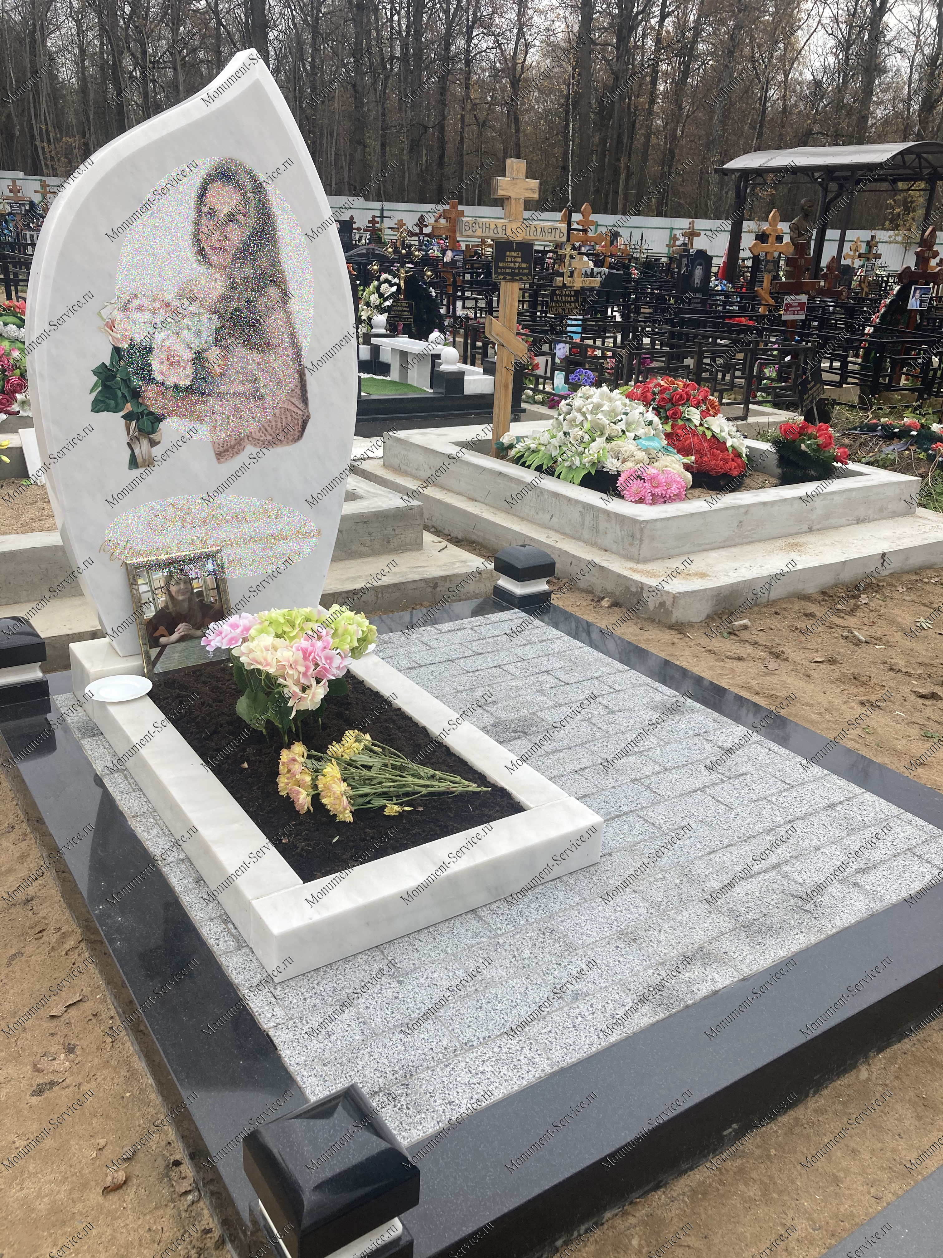 Дорогой памятник на могилу