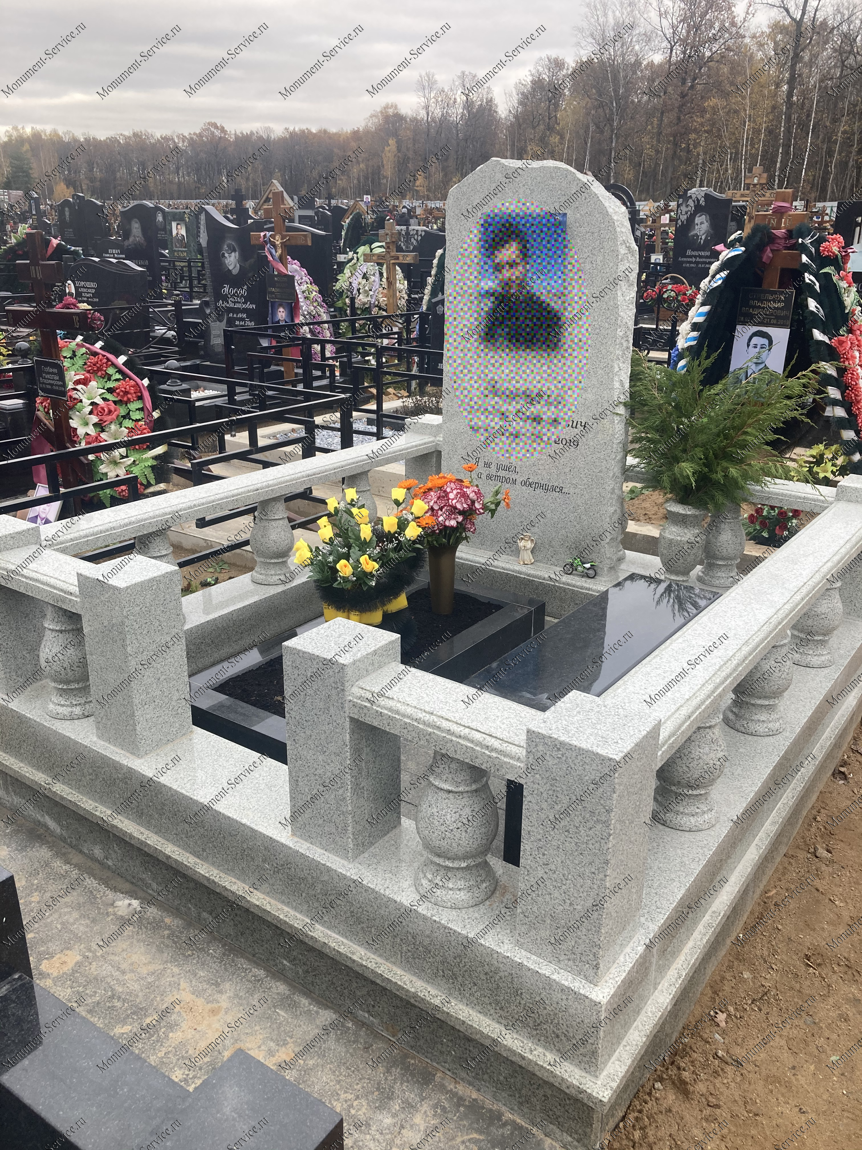 Дорогой памятник на кладбище