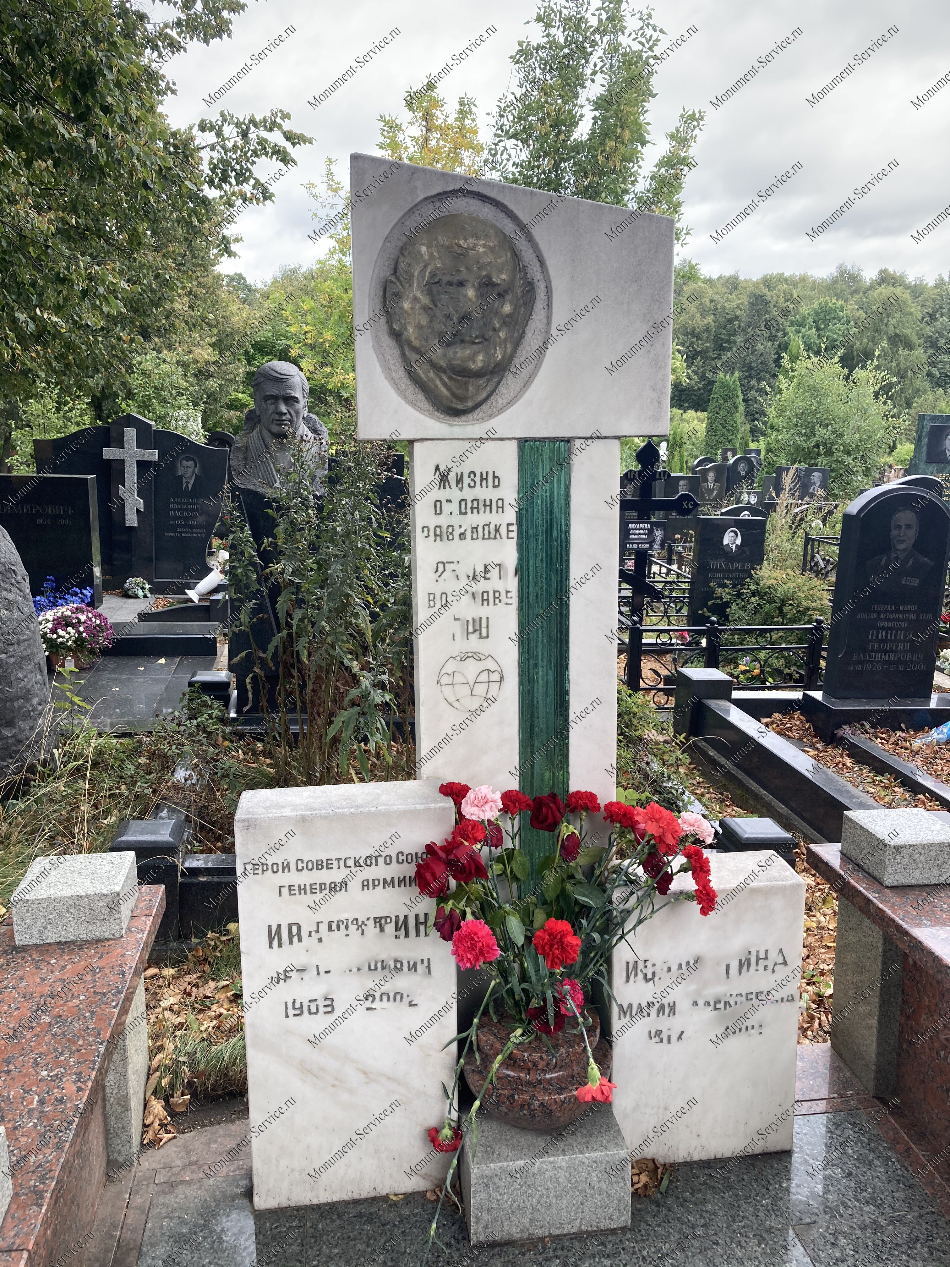 Элитный памятник на кладбище
