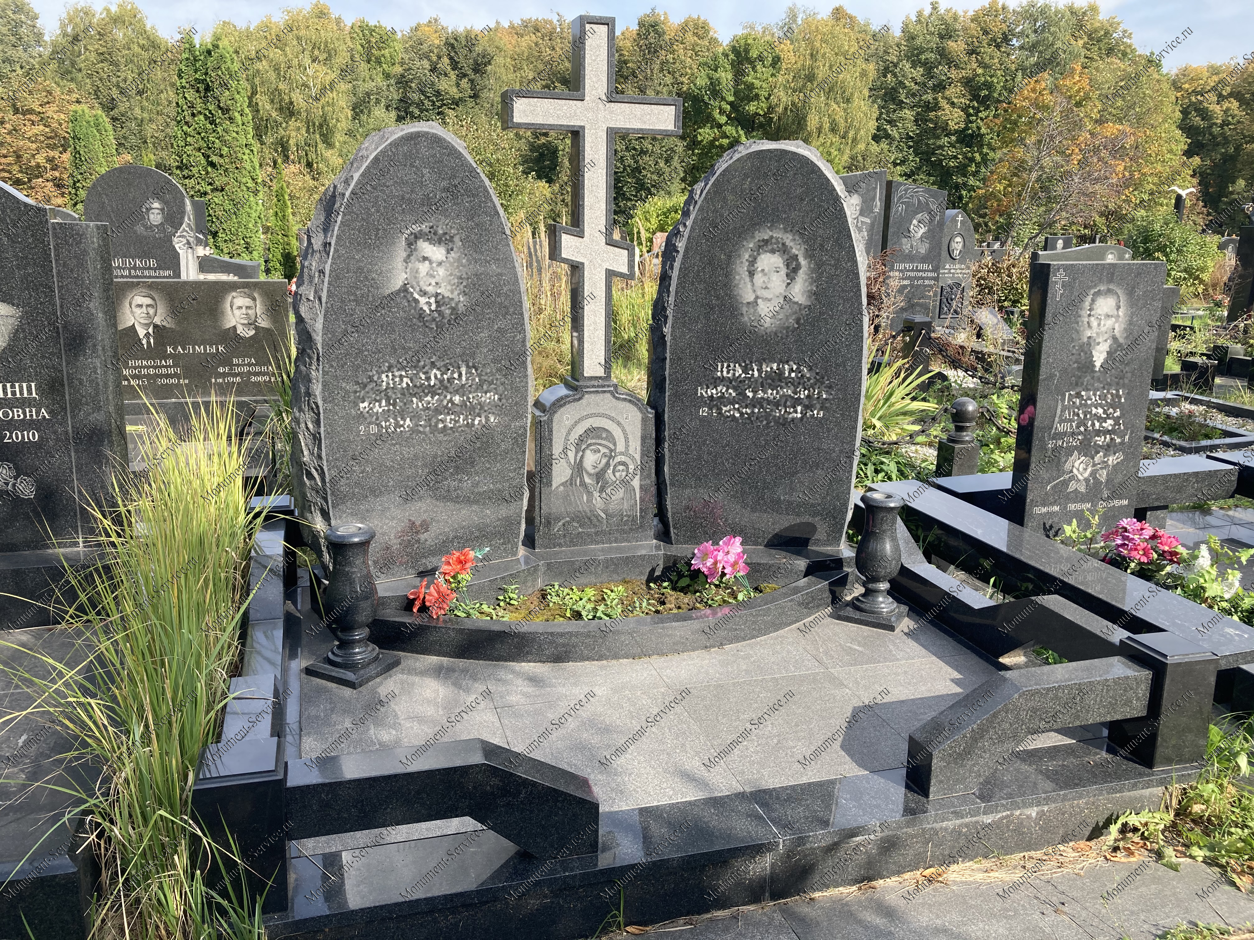 Элитный памятник из мрамора на кладбище
