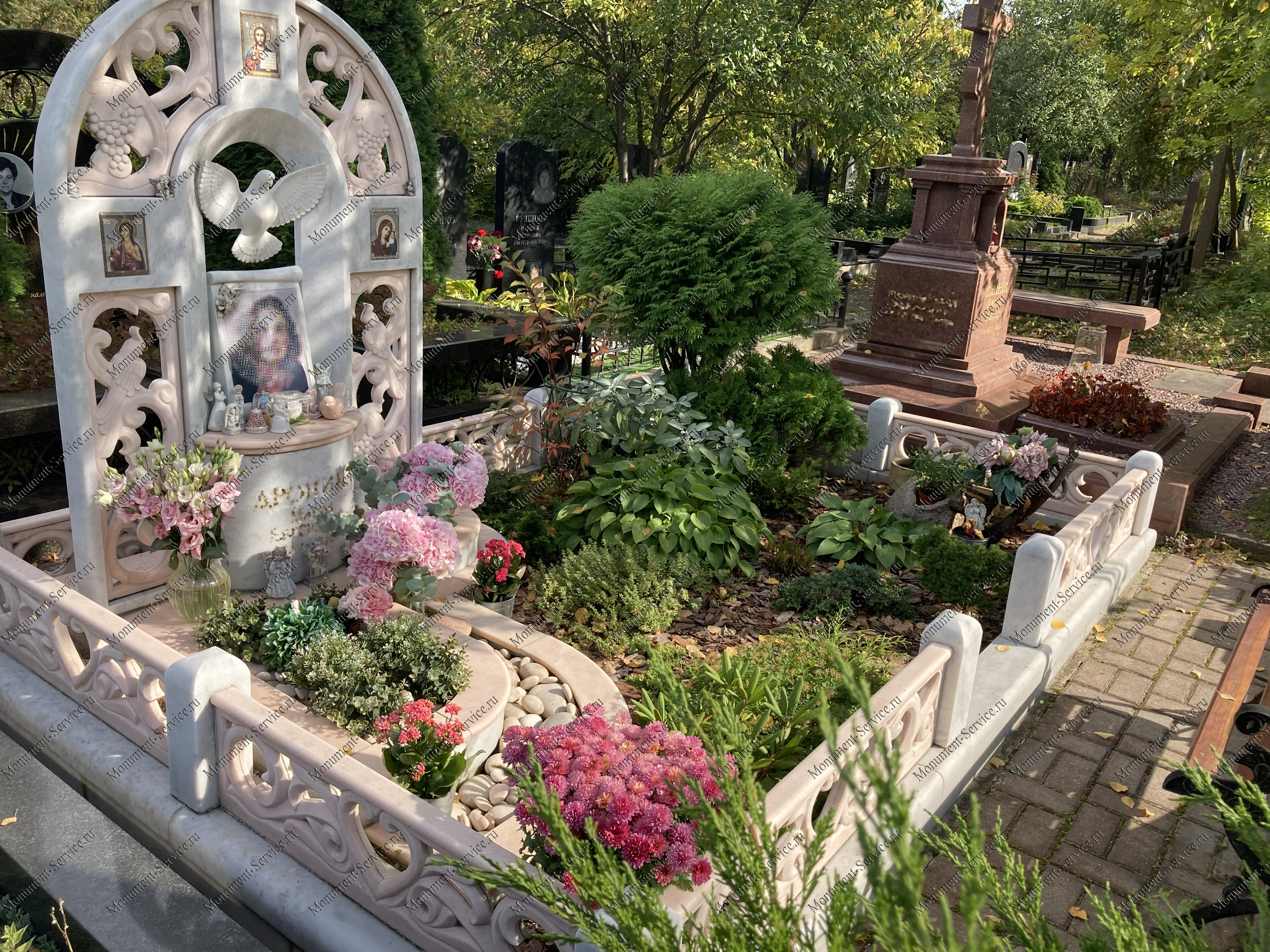 Элитный памятник с цветами
