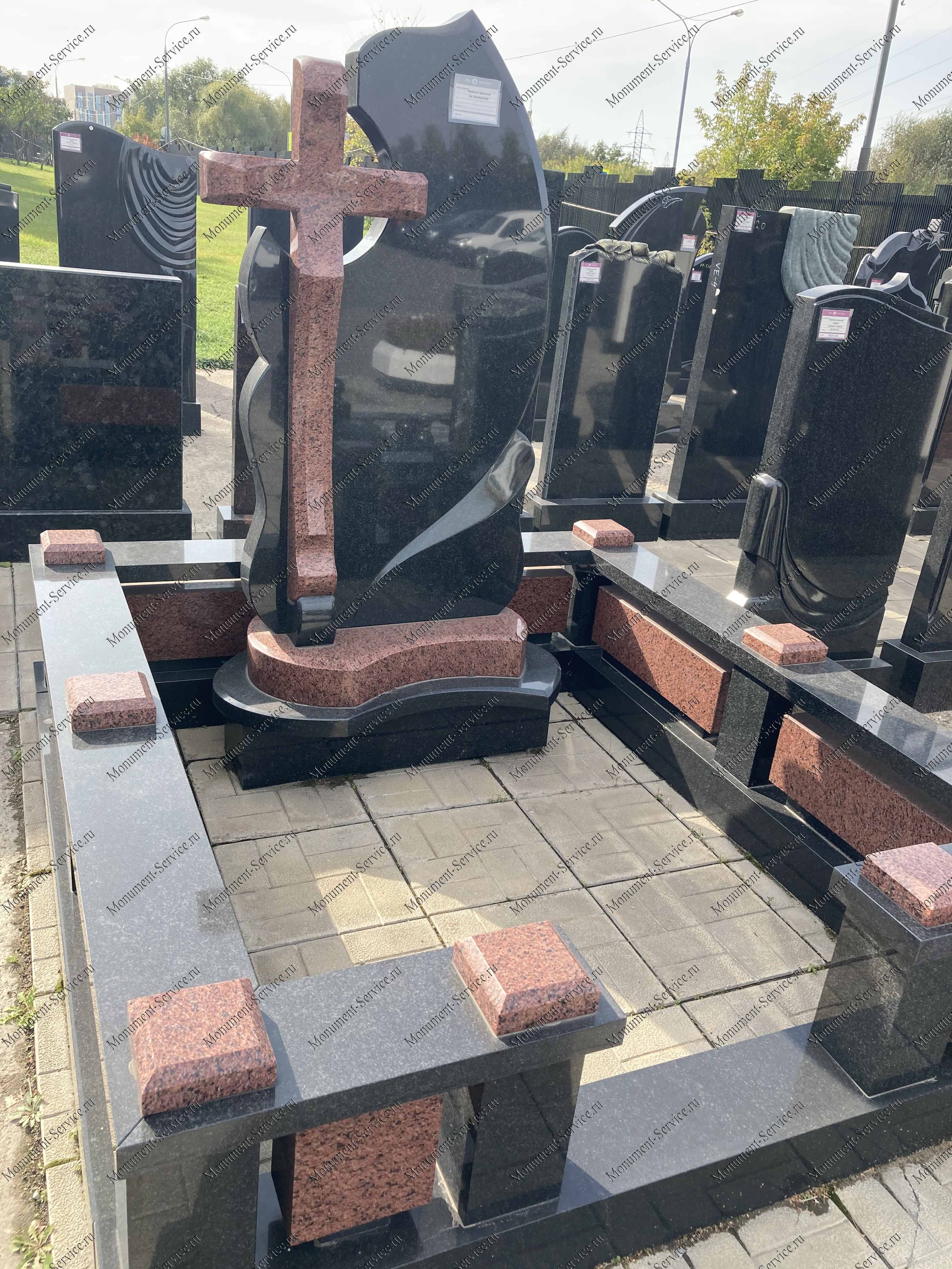 Крест на кладбище