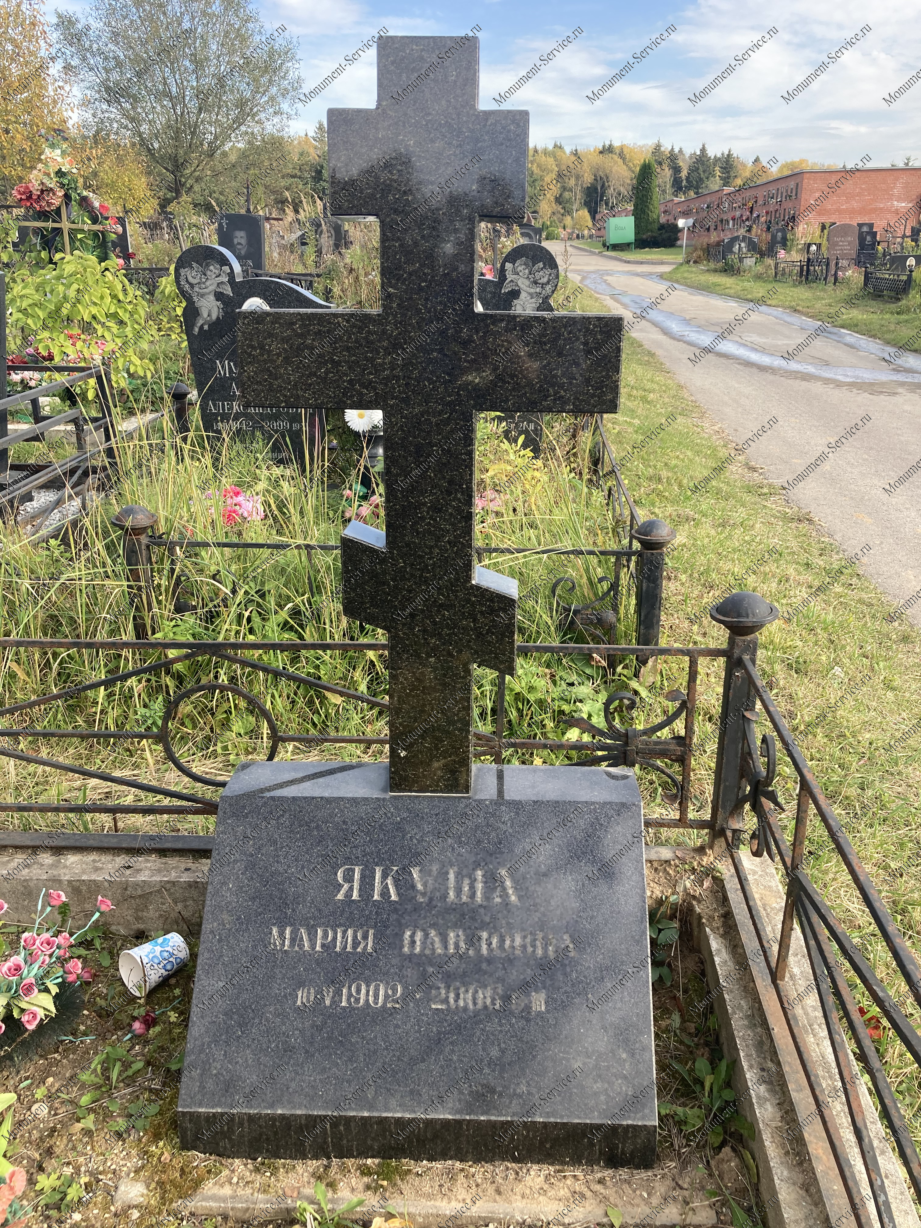 Гранитный крест на кладбище