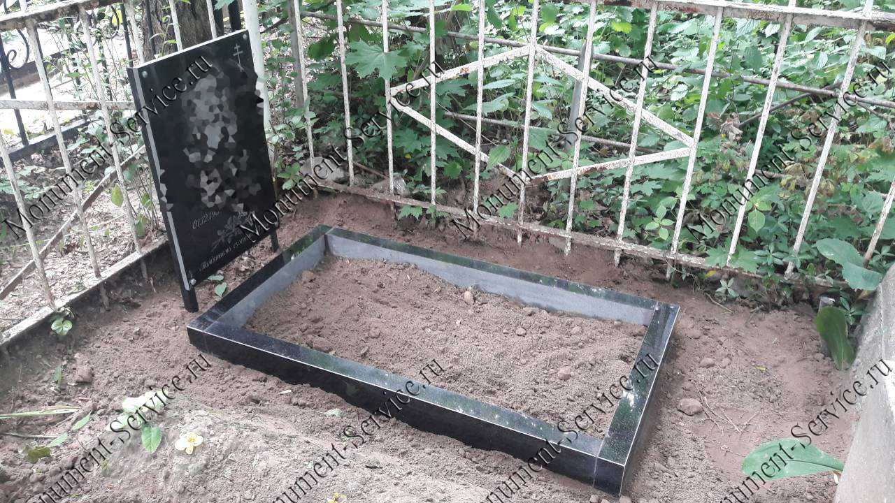 Табличка с надписью на кладбище