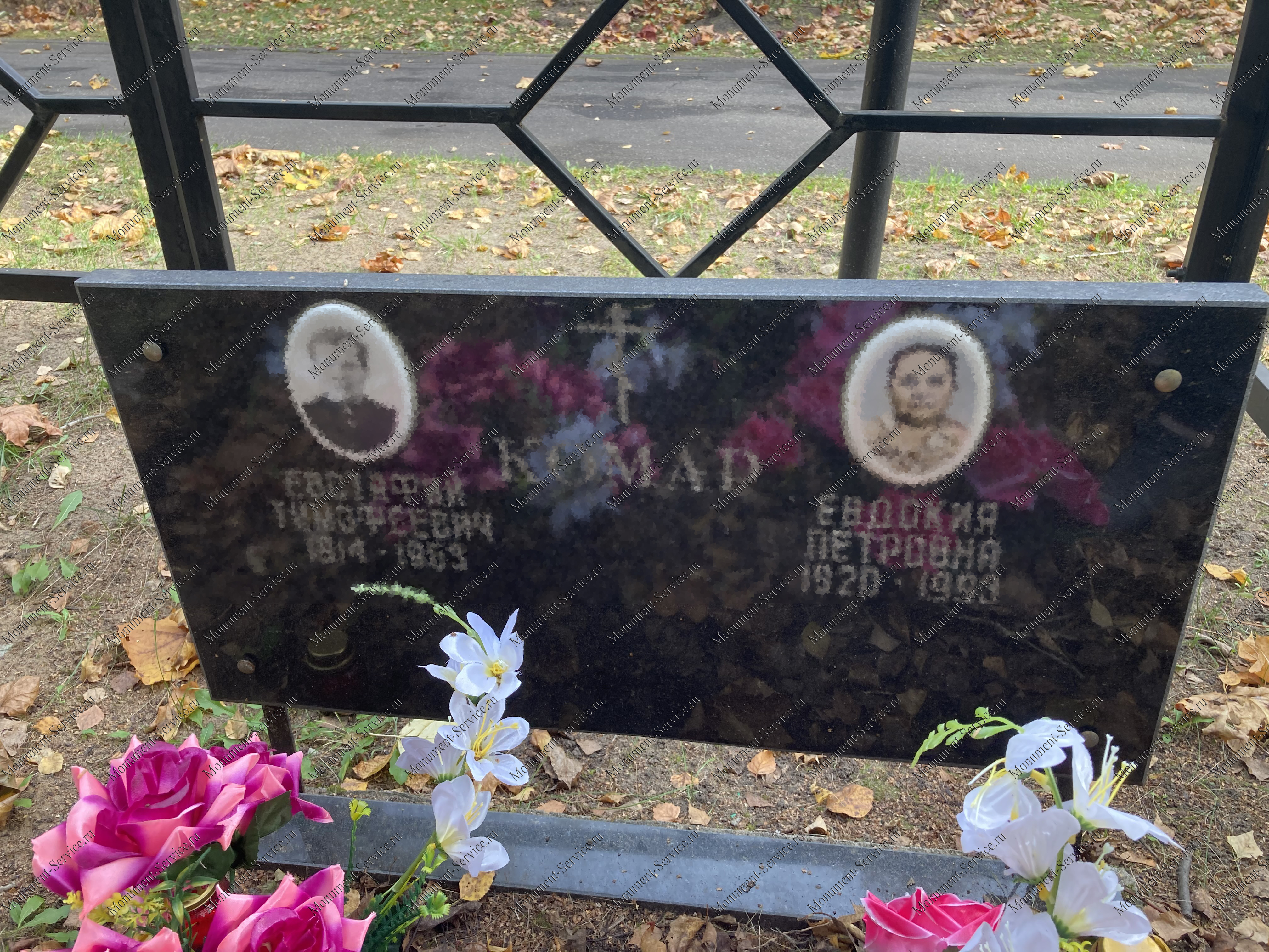 Табличка с надписью на памятник на кладбище