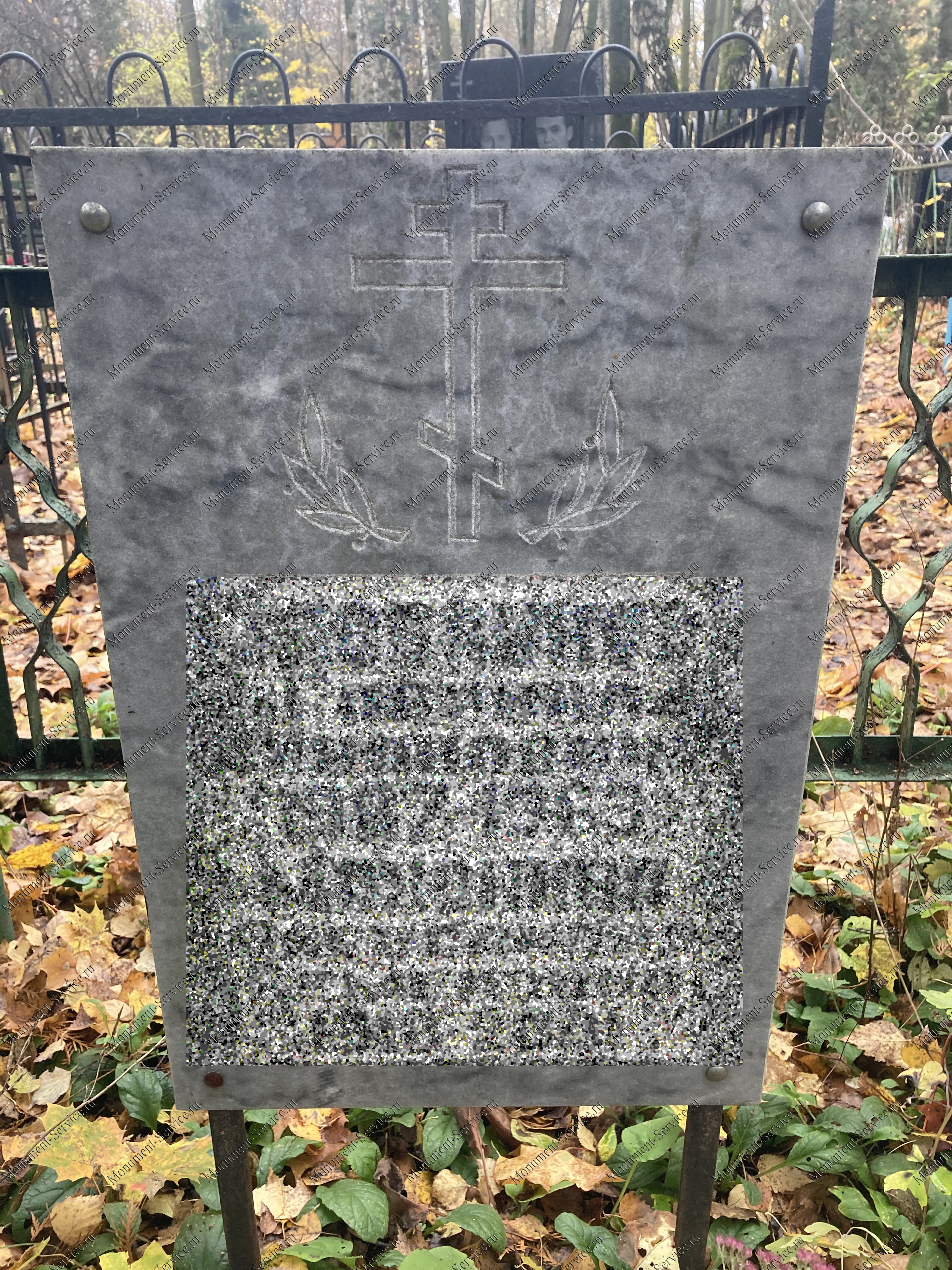Табличка на памятник на кладбище
