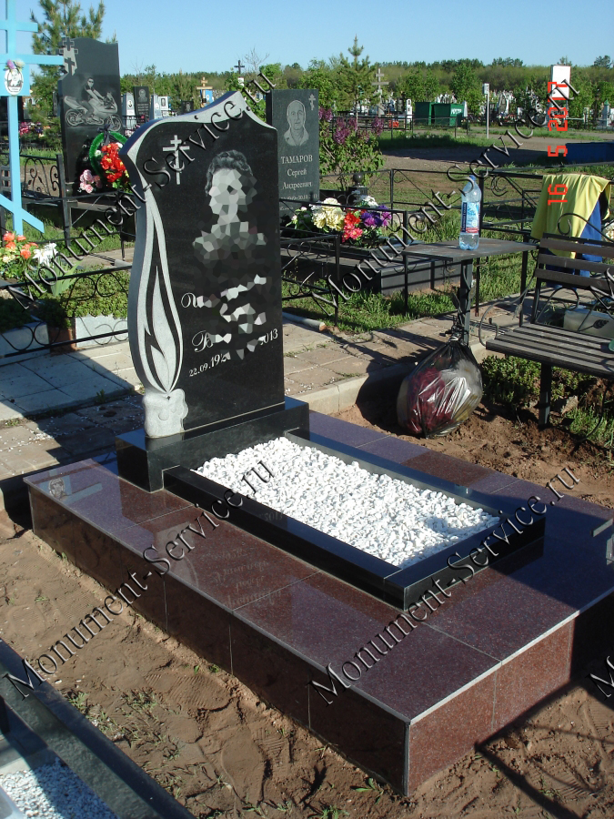 Маленький памятник на кладбище