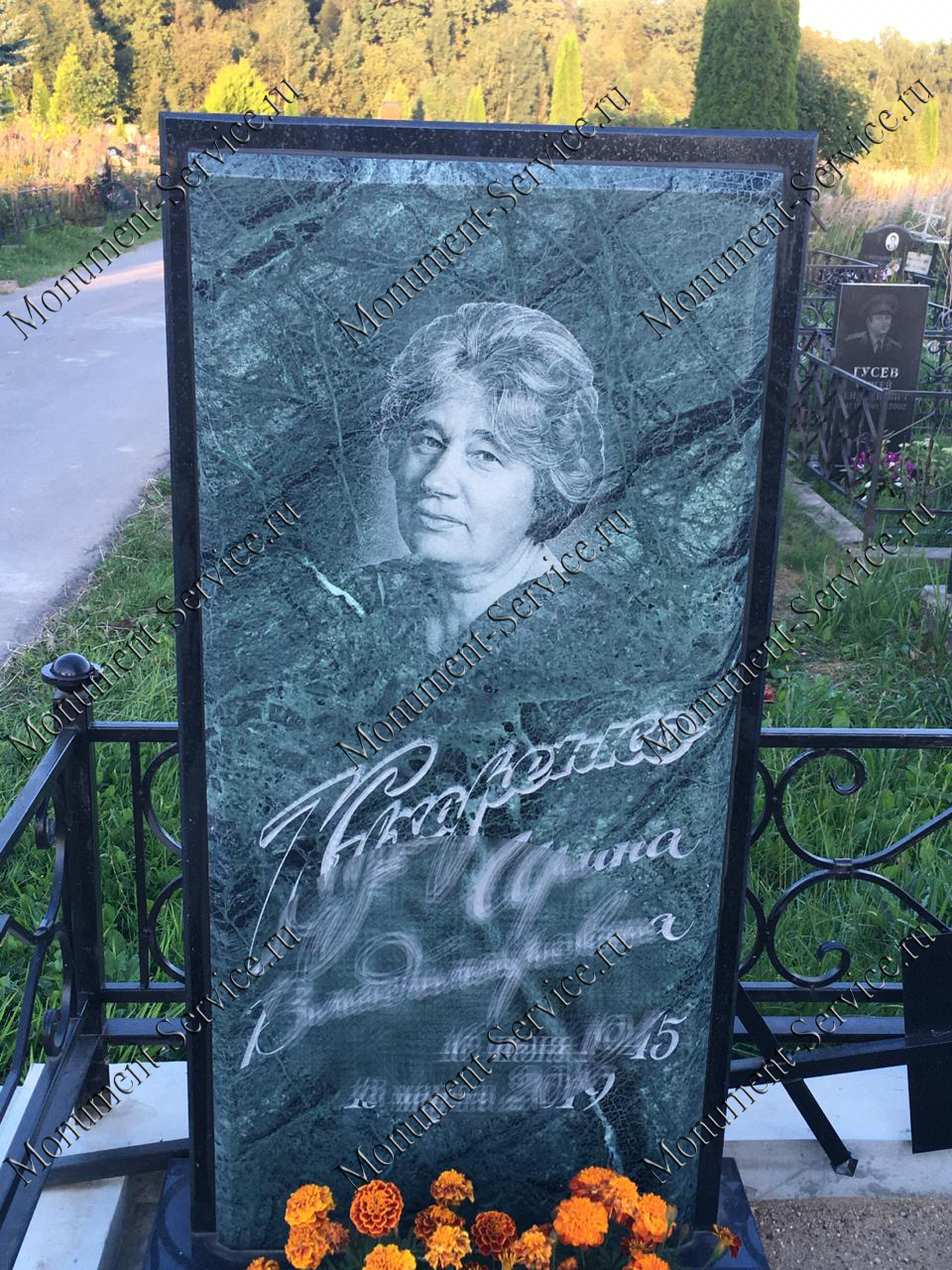Памятник вертикальный из гранита