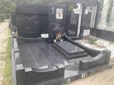гранитный цоколь на кладбище