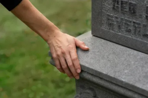 Надписи на памятниках: искусство памяти и уважения