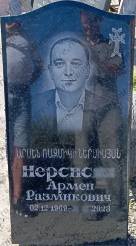 Памятник мужчине на могилу