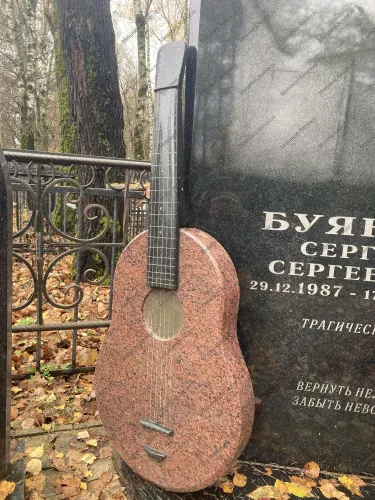 Эксклюзивный памятник с гитарой