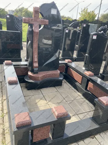 Крест на кладбище Крест на кладбище