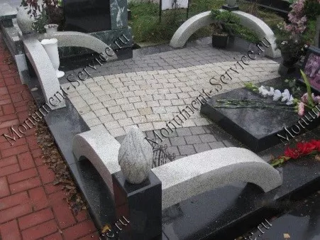Памятник на могилу с брусчаткой