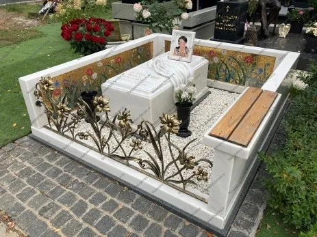 Памятник на могилу с скамейками