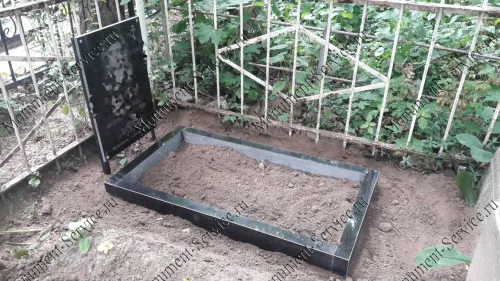 Табличка с надписью на кладбище