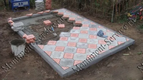 Кладка плитки на кладбище