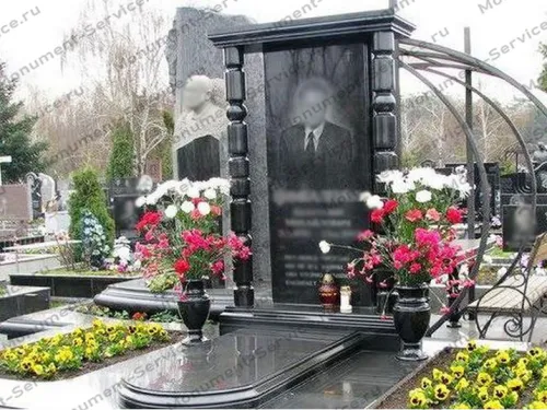 Гранитный памятник