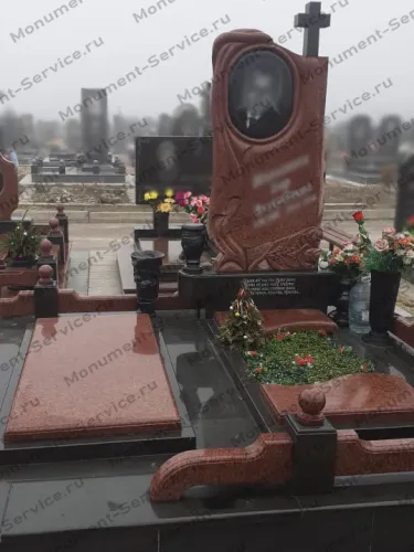 Ксрасный памятник с крестом