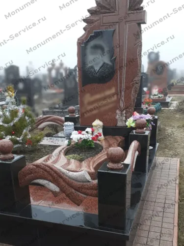 Памятник из лезника с крестом