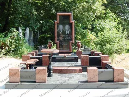 Памятник из лизнековского гранита