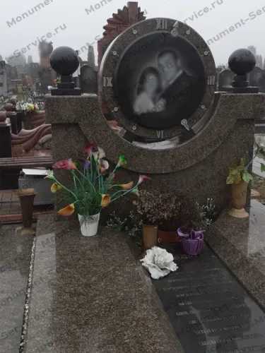 Памятник на могилу на кладбище