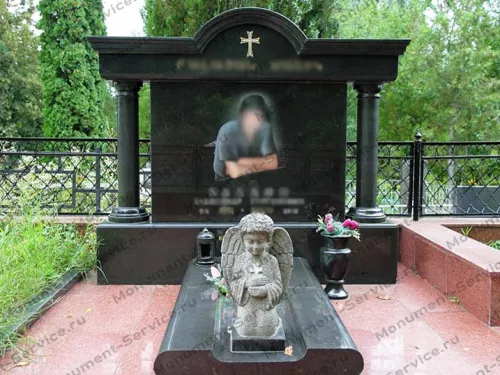 Памятник с аркой