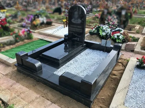 Памятник с цоколем на могилу