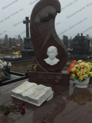 Памятник с книгой