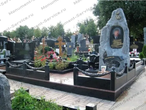 Памятник скала на могилу