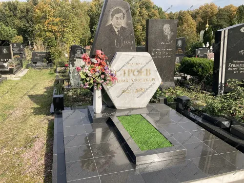 Красивый памятник на могилу
