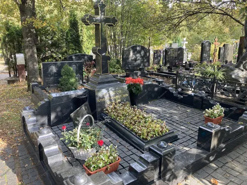 Памятник с крестом