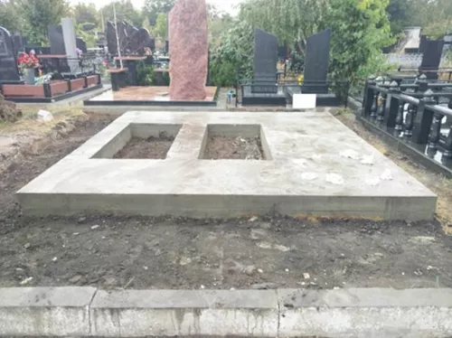 Пример бетонного основания на могильном участке