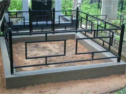 Пример установки кованой ограды на бетонный цоколь