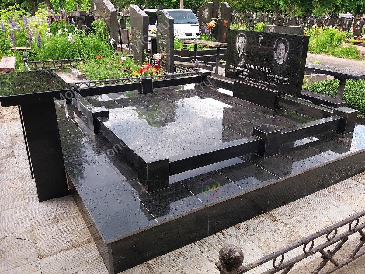 Памятник со стеллой