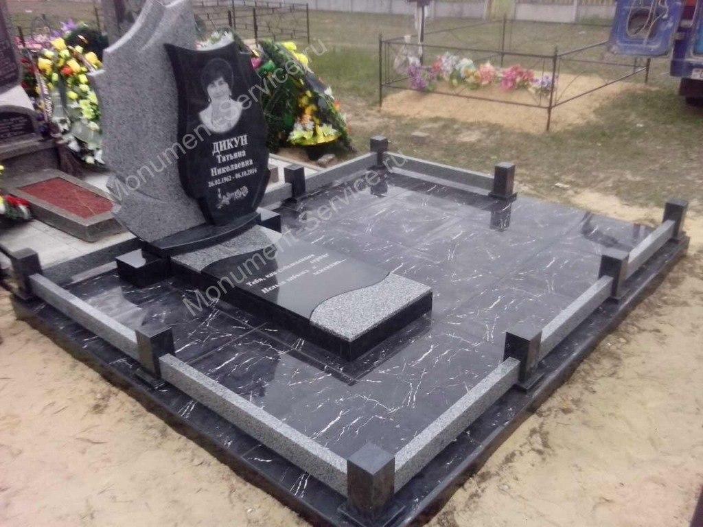 Мемориальный комплекс с гравировкой